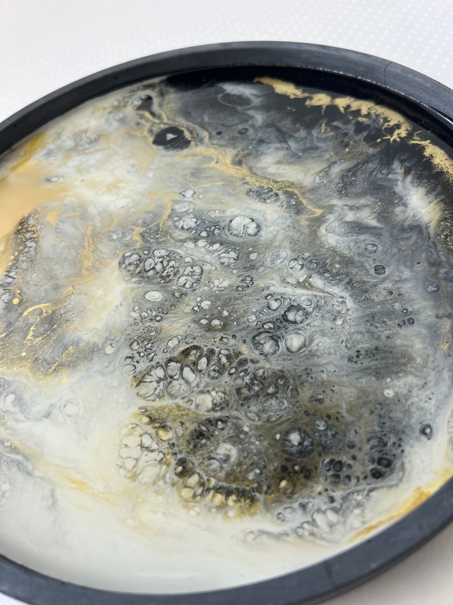 Tacka ozdobna z żywicy czerń/złoto