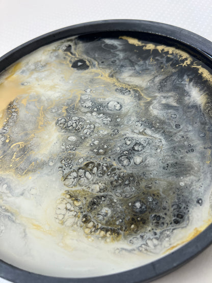 Tacka ozdobna z żywicy czerń/złoto